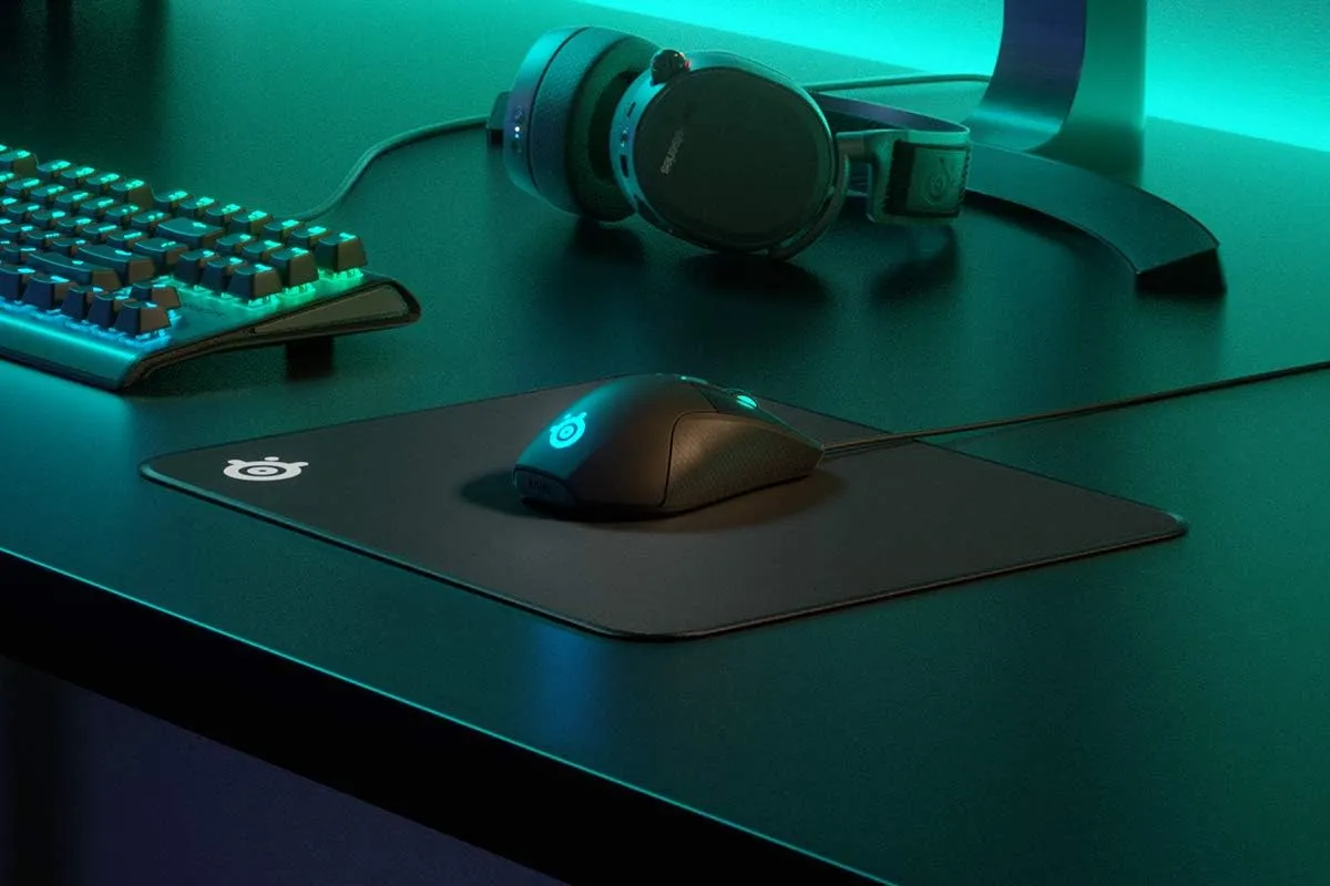 SteelSeries QcK Gaming Mouse Pad - Medium Stitched Edge Cloth - Extra Durable - Optimized For Gaming Sensors - Black
